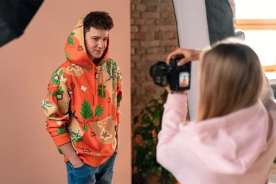 Hanoracele personalizate: Trendul care îmbină confortul cu creativitatea