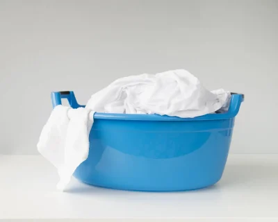 Modalitati eficiente de eliminare a petelor transpiratie si antiperspirant de pe tesaturi.