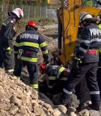 Tragedie în Bistrița! Bărbat prins sub un mal de pământ în timp ce lucra la rețeaua de canalizare