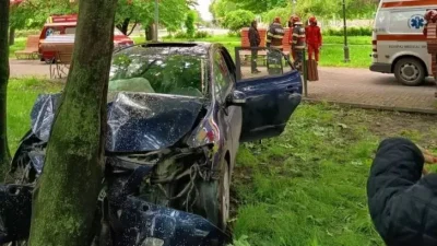 A făcut prăpăd în parc! Șoferița a intrat cu mașina în bănci și apoi într-un copac!