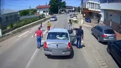 Accident în Pechea! Șoferul unei Dacia Logan a lovit un motociclist și o femeie cu copilul pe trecerea de pietoni!