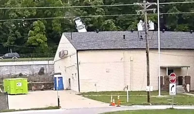 Șocant! O mașină a sărit pe acoperișul unui club din Missouri – a doua tragedie în doar câteva luni!