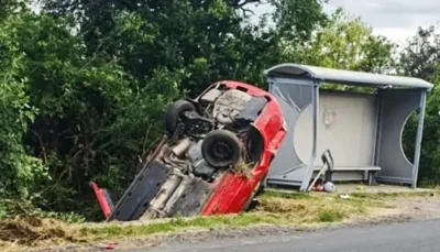 Tragedie evitată în dolj! Doi tineri răniți după ce s-au răsturnat cu mașina în timpul unei depășiri riscante!