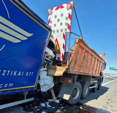 Şofer prins între fiare după ce a intrat cu autoutilitara într-un camion de semnalizare pe A1! Trafic paralizat până la prânz!