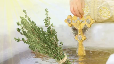 Atenție! Ce trebuie să faci cu aghiasma mare după 14 ianuarie ca să nu o arunci degeaba!