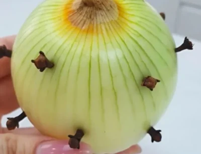 De ce înfig bucătarii de top cuișoare în ceapă? Secretul care îți va transforma complet mâncarea.