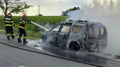 Alertă pe DN 5B! Mașină cuprinsă de flăcări în mers, pasagerii au scăpat ca prin minune!