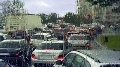 Atenție șoferi și pietoni! Codul rutier 2025 aduce amenzi uriașe pentru stropirea în trafic și traversări neregulamentare!