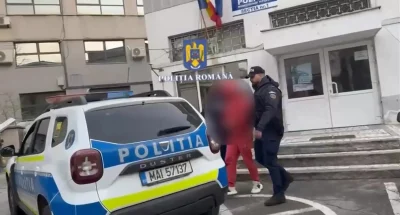 Scene șocante în Pitești! Bărbat cu mâna ruptă după ce i-a atras atenția unui altul să nu mai facă mizerie!