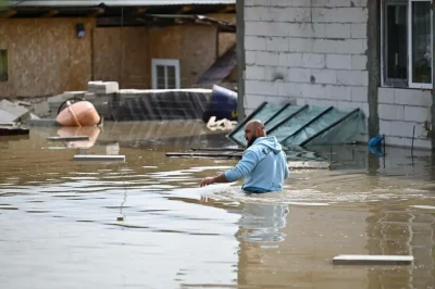 Alertă maximă în Covasna! Cod roșu prelungit, sute de gospodării amenințate de inundații!