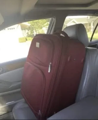 Incredibil! Băiețelul de 3 ani s-a ascuns în valiza tatălui înainte de plecare și l-a păcălit pe bune!