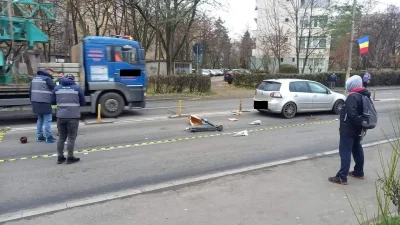 Trotinetă lovită de mașină, pompierii intervine de urgență! Starea victimelor încă necunoscută