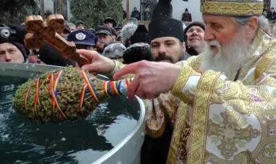 Atenție! Ce trebuie să faci cu aghiasma mare după 14 ianuarie ca să nu o arunci degeaba!