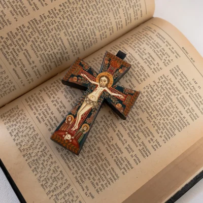 De ce românii își fac cruce când trec pe lângă o biserică. Semnificația pe care puțini o cunosc