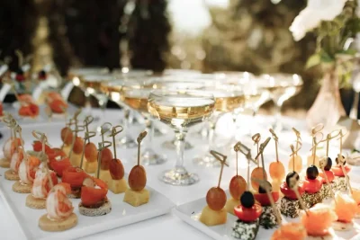 Prețul meniului de nuntă a explodat în 2025! Cât trebuie să pui în plic ca să nu fii dat afară de la masă?