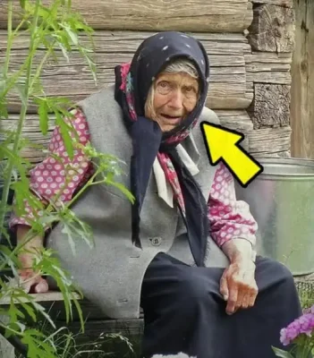 Copiii și-au abandonat mama bătrână să se stingă într-o casă părăginită