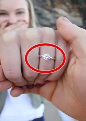 A cerut-o în căsătorie cu un inel de diamante, a acceptat și era în al nouălea cer, dar când a găsit chitanța a făcut un gest înfiorător