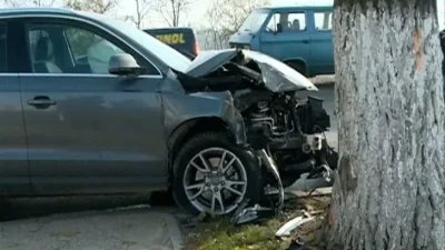 Accident pe DN3. O tânără de 19 ani grav rănită după ce mașina a luat foc după ce a intrat într-un copac!