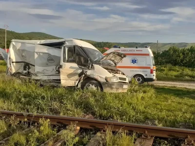 Tragedie în Dâmbovița! Un tren a lovit o autoutilitară – o persoană a murit, alte două sunt rănite!