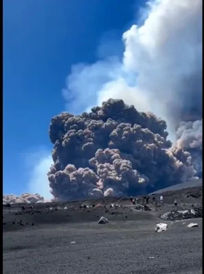 Panică pe Etna! Turiști fug speriați după o erupție spectaculoasă și un nor uriaș de cenușă!