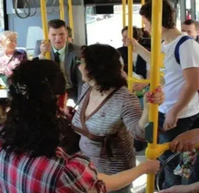 Un autobuz transformat în ambulanță! Șoferul a salvat o femeie care a intrat în travaliu în drum spre maternitate!