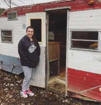 Incredibil! O adolescentă a cumpărat o rulotă de 200 de dolari și a transformat-o într-un loc de vis!