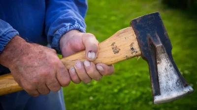 Șocant în Tulcea! Femeie bătută cu sălbăticie și ținută sechestrată, agresorul amenință cu toporul!