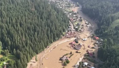 Inundaţiile au adus „apocalipsa”! Oameni dispăruţi, case şi maşini mutate sute de metri