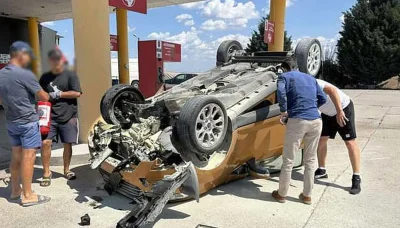 Șofer norocos: Mașina s-a răsturnat lângă pompă, iar eCall a salvat ziua!