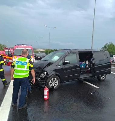 Accident grav! O mașină a intrat într-un cap de pod