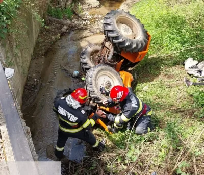 Accident grav în Argeș! Tractor răsturnat, persoană prinsă sub vehicul