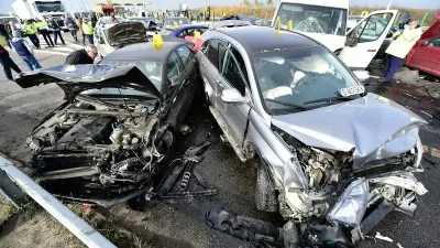 ACUM! Trei vehicule s-au ciocnit violent în cartierul Clucereasa din Mioveni