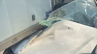 Accident GRAV! A intrat cu Loganul sub un TIR