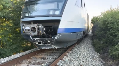 Trenul săgeata albastră a lovit un motocultor – scurgeri de combustibil și panică în trafic!