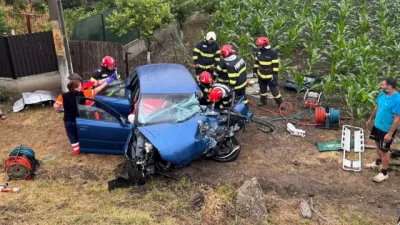 Accident cumplit pe DN76: Două persoane încarcerate, trafic blocat acum!