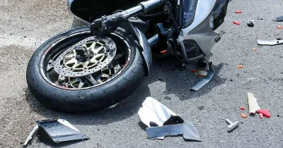 Accident șocant în Piatra-Neamț! Tânăr de 18 ani rănit grav după coliziunea dintre motociclu și mașină!