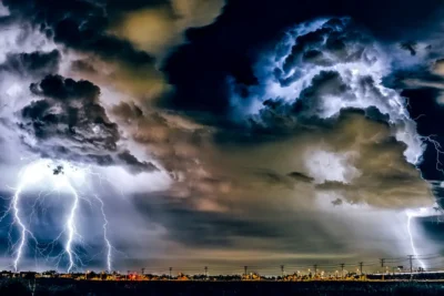 Vremea extremă lovește din nou! Tornade, grindină uriașă și inundații catastrofale!