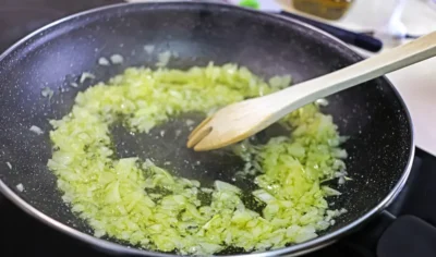 Până acum, ai prăjit ceapa greșit! Oamenii de știință au dezvăluit un ingredient secret pe care să-l adaugi în tigaie