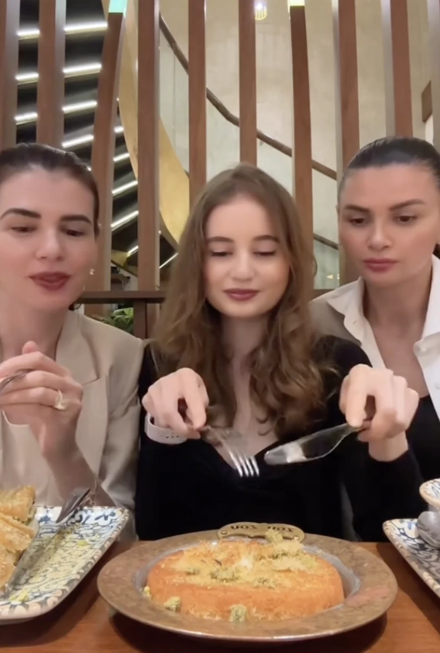 Monica Gabor, de NERECUNOSCUT! Cum a filmat-o Irina Columbeanu în Dubai: ”Cât de mult s-a schimbat!” 1 Captura de ecran din 2025 09 30 la 22.05.30