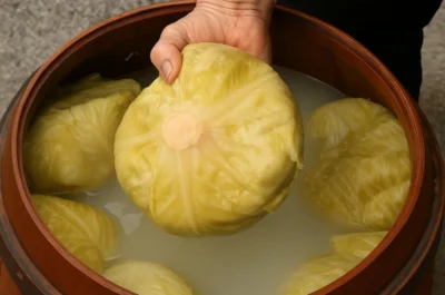 Cum să menții limpede zeamă de varză murată până la primăvară. Ingredientul secret se pune după o săptămâna