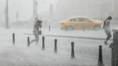 Alertă maximă în București și Ilfov: Vântul de peste 80 km/h a distrus 18 mașini și a paralizat orașul!