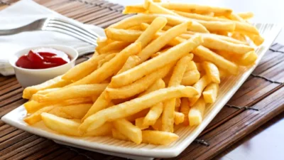 Pune acest ingredient în apa în care fierbi cartofii pentru a fi crocanți la exterior și pufoși în interior