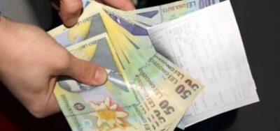 Banii intră cu întârziere în iunie! Data oficială la care ajung pensiile și alocațiile pe card sau prin poștă