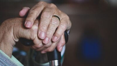 Câți români trăiesc cu pensia minimă. Județele unde sunt cei mai mulți vârstnici asistați social de către stat