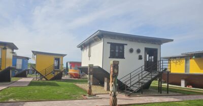 Un tânăr ROMÂN a construit un loc UNIC după ce a schițat totul pe…