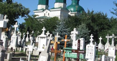 IMAGINI DE GROAZĂ într-un cimitir unde zeci de oase umane au fost…