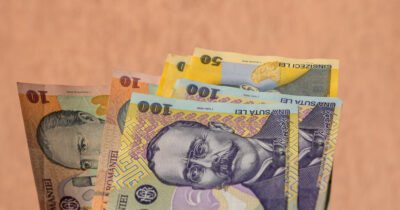 Bani gheață pe card pentru milioane de români din luna mai. Umilință totală sau pomană uriașă de la stat turnată în conturi