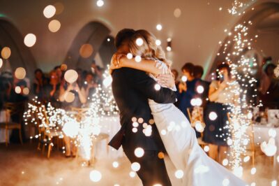 Românii refuză invitațiile la NUNTĂ și au ales o alternativă surprinzătoare pentru…