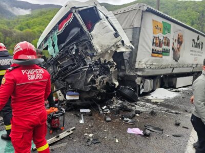 Coliziune VIOLENTĂ între două autotrenuri! Echipajele de salvare au extras din cabină o…