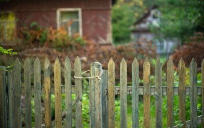 Amenzi uriașe pentru proprietarii la curte dacă au în curte un gard…